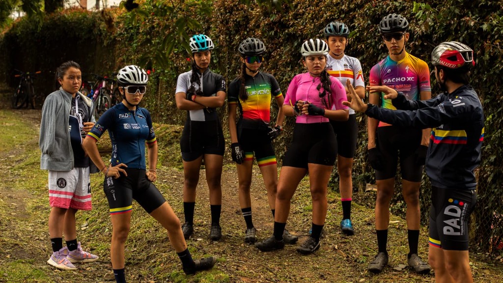Alumnas en espera sobre la bici