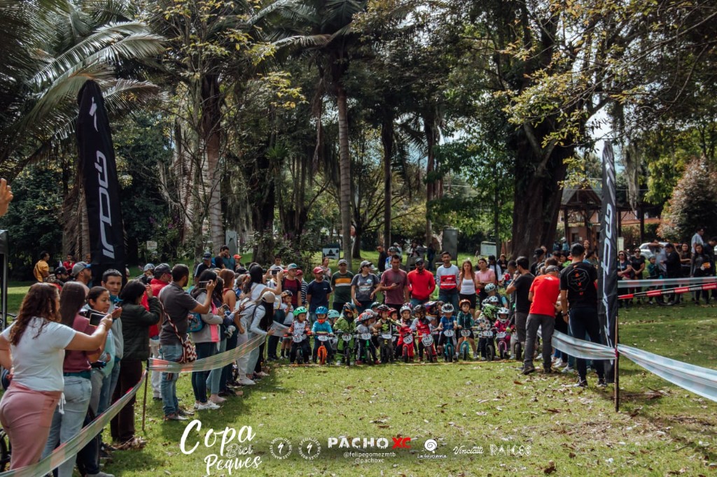 Niños en la grilla de Copa Peques